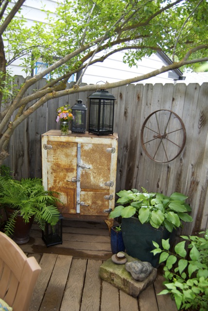 Seating area tucked into a corner featuring more artistic flare